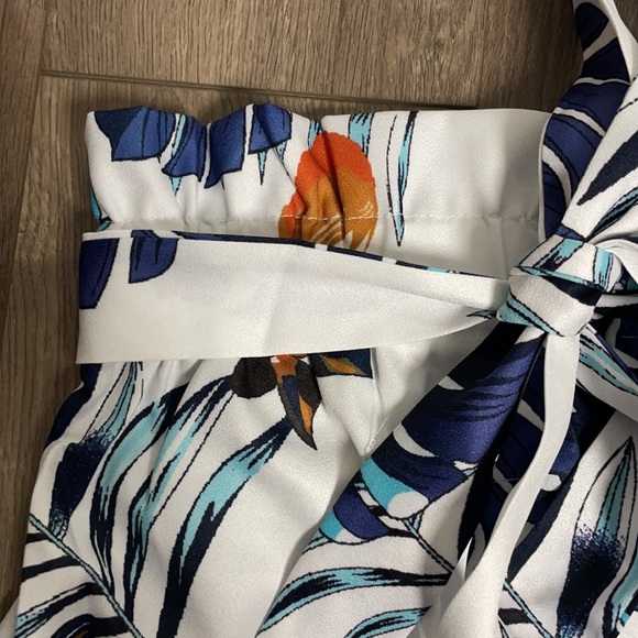 Flowy shorts with elastic waist band - Picture 4 of 4